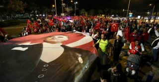 Karşıyakalılar marşlarla Demokrasi Meydanı'na yürüdü