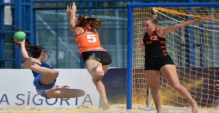 EHF Avrupa U17 Plaj Hentbolu Şampiyonası'nda heyecan başladı