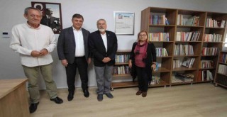 Karşıyakalı çift 3 bin kitap bağışladı