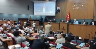 İzmir Büyükşehir Belediye Meclisi'nde AK Parti ve CHP'li üyeler arasında tartışma