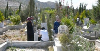 Arefe günü mezarlıklar doldu taştı