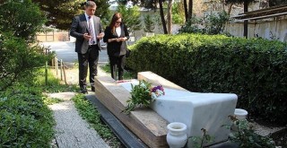 Başkan Tugay, Efsane Başkan'ın kabrini ziyaret etti