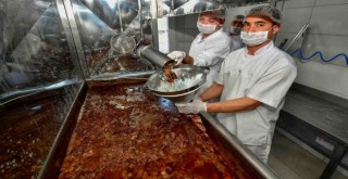 İzmir Büyükşehir gıda paketlerine kavurma da ekledi