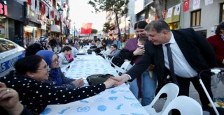 Yenilenen Karşıyaka Çarşısı'nda iftar