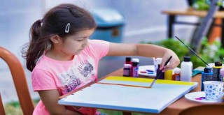 Minik ressamlar tuval başında