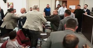 Karşıyaka Belediye Meclisi'nde arbede yaşandı!..