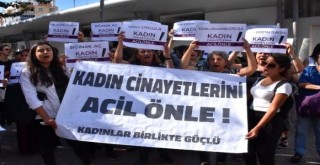 Kadın cinayetlerinin önlenmesi için oturma eylemi yaptılar