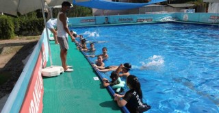 Bayraklı'da 20 çocuk ilk kez havuzla tanıştı