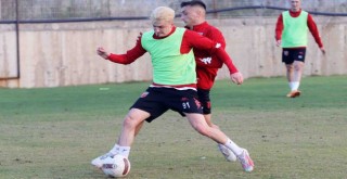 Karşıyaka iki ismi kampa götürmedi