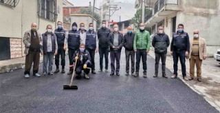 Karabağlar'da boş sokaklarda asfalt atağı