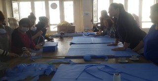 Karşıyaka Halk Eğitim Merkezi maske üretimine başladı