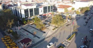 Menderes’te öğrencilerin cebi de yüzü de gülüyor