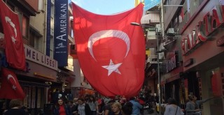 Arabacılar Sokağı'na dev Türk Bayrağı