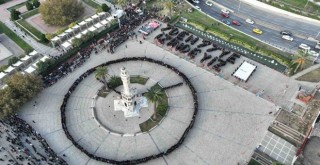 Konak Atatürk Meydanı’nda unutulmaz koreografi