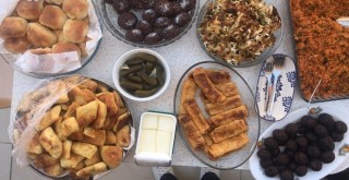 Apartman sakinlerinden sağlıkçılara yiyecek desteği