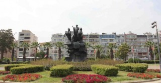 İzmir çiçek açtı