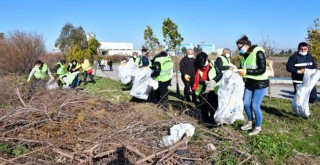 Çiğli’de bahar temizliği kıyı şeridiyle başladı