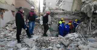 Bayraklı zabıtası enkazların başında