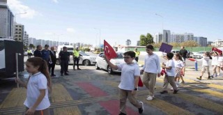 Öğrenciler bayraklarla ''Yayalara Öncelik Duruşu, Hayata Saygı Duruşu'' dedi