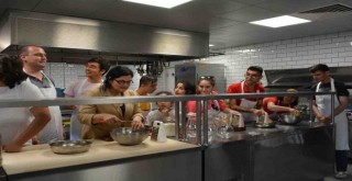 Anneleri için limonata ve şerbet yaptılar