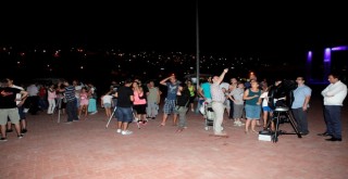 Minderini al, gökyüzünü incelemeye gel