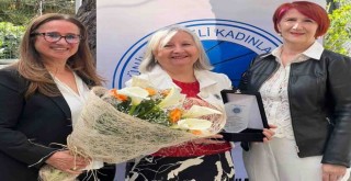 TÜKD Karşıyaka Şubesi'nden ''Yöresine Değer Katan Kadın'' ödülü Ulueren’e