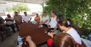 Başkan Tugay yangın bölgelerinde vatandaşlarla buluştu