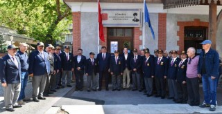 Başkan Tugay Karşıyaka'da gazilerle bayramlaştı