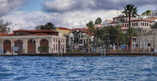 Atıl durumdaki Çeşme Gümrük Binası ilçeye kazandırılıyor