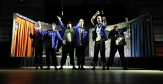 ''Durumu olmayan Abidin'' ayakta alkışlandı