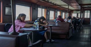 Bergama Vapuru gençler için demir attı