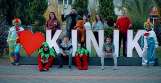 Kınık Kaan Efe gönüllülerinden Kaan Efe’ye şarkılı destek