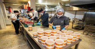 İzmir Büyükşehir günde 10 bin kişilik iftar yemeği dağıtacak