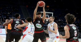 Pınar Karşıyaka Türkiye Kupası'nda Anadolu Efes karşısında