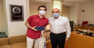 Başkan Soyer YKS Türkiye birincisini ağırladı