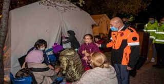 Başkan Soyer’den depremzedelere moral ziyareti