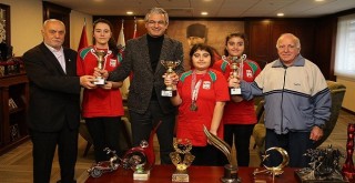 Bostanlıspor Masa Tenisi Takımı başkan Akpınar'a kupalarını götürdü...