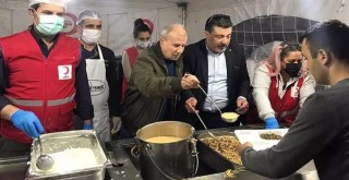 Kızılay Karşıyaka Şubesi'nin geleneksel iftar çadırı gönülleri feth ediyor