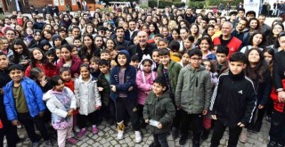 Soyer ''Mahallede Dayanışma Var'' projesinin gönüllüleri ve minikleriyle buluştu