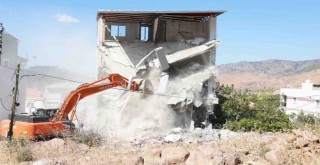 Bayraklı’da 5 katlı kaçak yapı yıkıldı