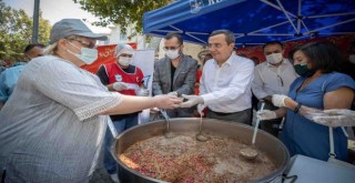 Konak’ta aşure bereketi paylaşıldı