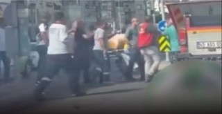 Çöpleri toplayan belediye işçileri engellendi, araca saldırı oldu!