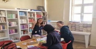 Eren Şahin Eronat Ortaokulu öğrencilerinden Hatay'a kitap bağışı