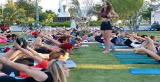 Karşıyakalılar Dünya Yoga Günü'nde buluştu