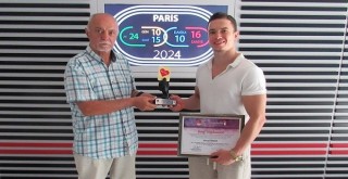 Ahmet Önder'e ödülünü Erboy verdi...