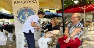Genç sağlıkçılar Karşıyaka'da şeker ve tansiyon ölçümü yaptı