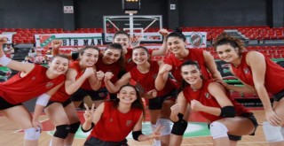 Karşıyaka filede Vakifbank'ı ağırlıyor