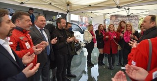 Yağmura aldırmadan kadınlar gününü kutladılar