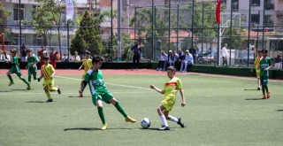 Yarının futbolcuları Karşıyaka'da mücadele etti