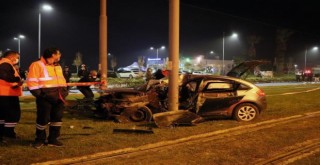 Karşıyaka'da elektrik direğine çarpan araçta 4 kişi yaralandı